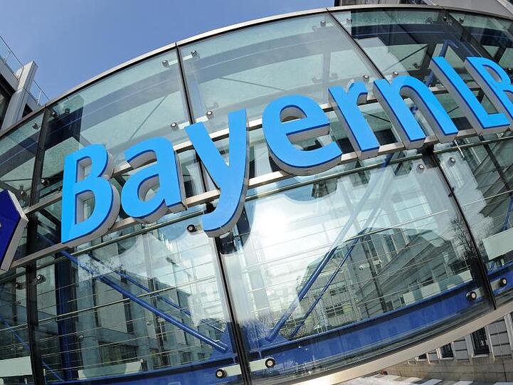 Das Logo der Bayerischen Landesbank (BayernLB) an der Zentrale. Foto: Andreas Gebert/dpa/Archivbild