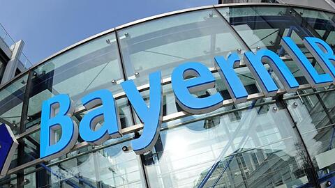 Das Logo der Bayerischen Landesbank (BayernLB) an der Zentrale. Foto: Andreas Gebert/dpa/Archivbild