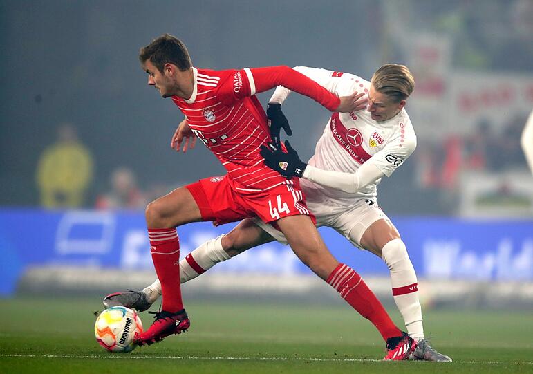 Solide und verlässlich: Bayerns Josip Stanisic (l.), hier gegen den Stuttgarter Chris Führich - am Mittwoch dann gegen Kylian Mbappé.