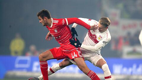 Solide und verlässlich: Bayerns Josip Stanisic (l.), hier gegen den Stuttgarter Chris Führich - am Mittwoch dann gegen Kylian Mbappé.