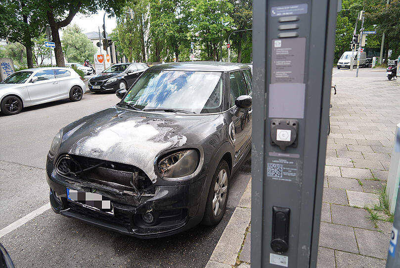 Zwei E-Autos wurden in der Au in Brand gesteckt. Der Sachschaden beträgt Zehntausende Euro.