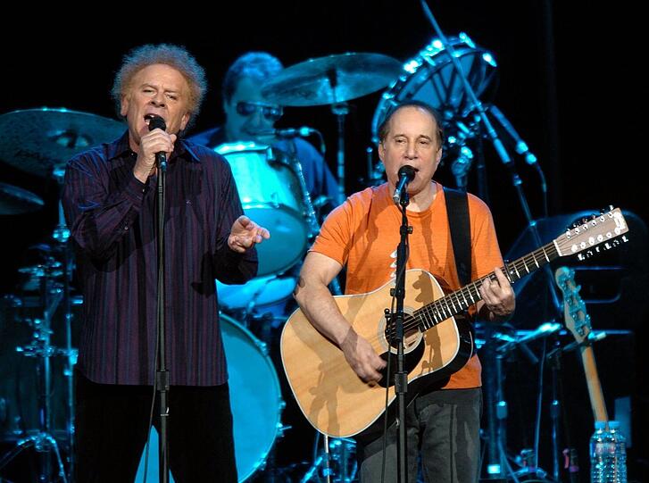 Paul Simon (r) und Art Garfunkel während eines Konzerts in Köln 2004.