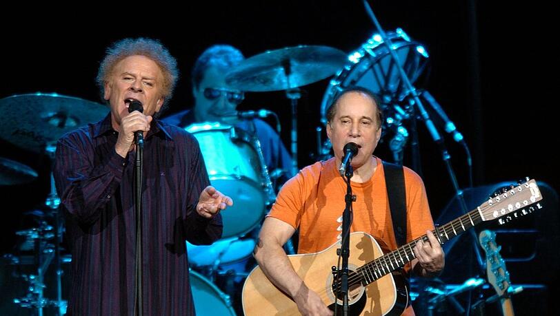 Paul Simon (r) und Art Garfunkel während eines Konzerts in Köln 2004.