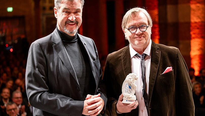 Markus Söder verleiht den Ehrenpreis des bayerischen Ministerpräsidenten an Hape Kerkeling. Markus Söder verleiht den Ehrenpreis des bayerischen Ministerpräsidenten an Hape Kerkeling.