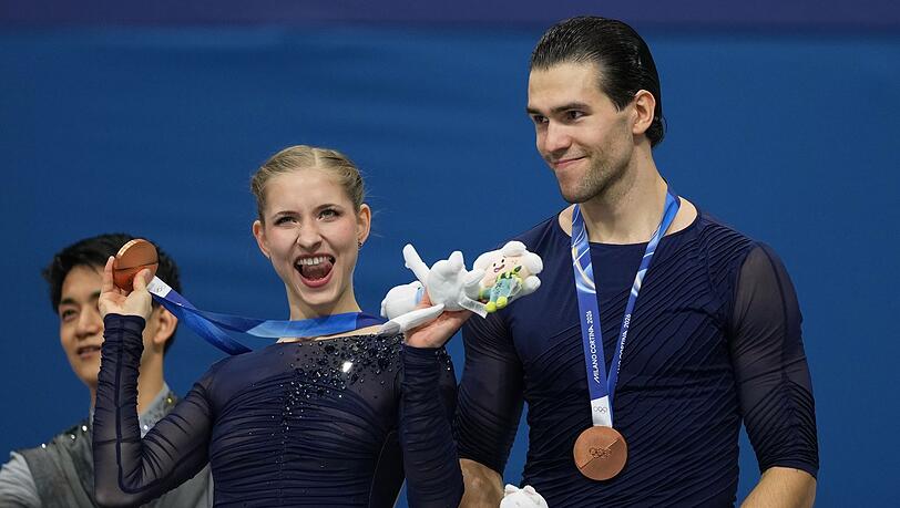 Minerva Hase (l) und Nikita Volodin (r) freuten sich &uuml;ber Bronze.