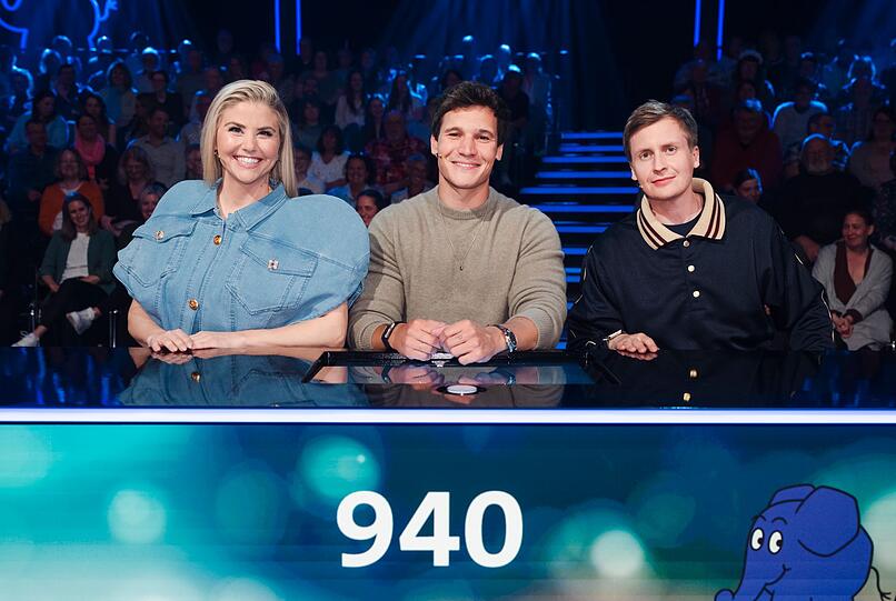 F&uuml;r Team Elefant stellen sich Schlagers&auml;ngerin Beatrice Egli, Popstar Wincent Weiss (Mitte) und Stand-up-Comedian Till Reiners kniffligen Kinderfragen.