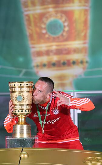Und weil zwei Titel noch nicht genug sind schnappen sich Ribéry und Co. auch noch den DFB-Pokal.