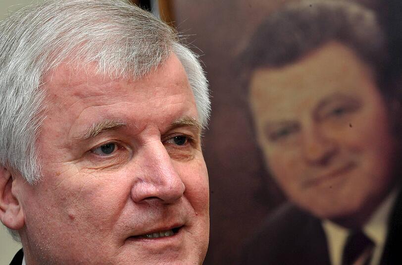 1. Wie sich Horst Seehofer jetzt als Alleinherrscher zu ihm auf den Sockel drängt, obwohl er nicht mal Latein kann und nur 47,7 Prozent bei der Landtagswahl erzielt hat. Die magischen 50 plus X sind für die CSU Geschichte.