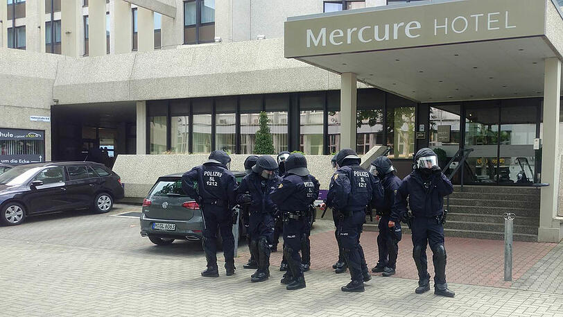 Ausnahmezustand in Saarbrücken: Vor dem Relegationshinspiel ist die Polizei im Großeinsatz.