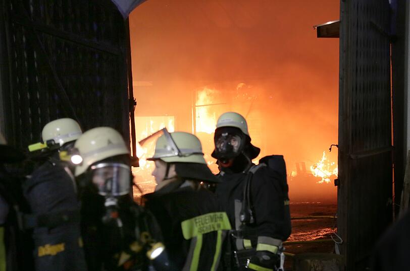 Am Freitagmorgen hat es einen Großbrand auf dem Gelände eines Bauernhofes gegeben. Das Feuer war ersten Erkenntnissen zufolge in einer Lagerhalle ausgebrochen, die Ursache war zunächst unklar.