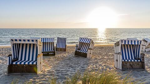 Strandkörbe auf Sylt: So leer ist der Strand im Sommer aber eher selten.