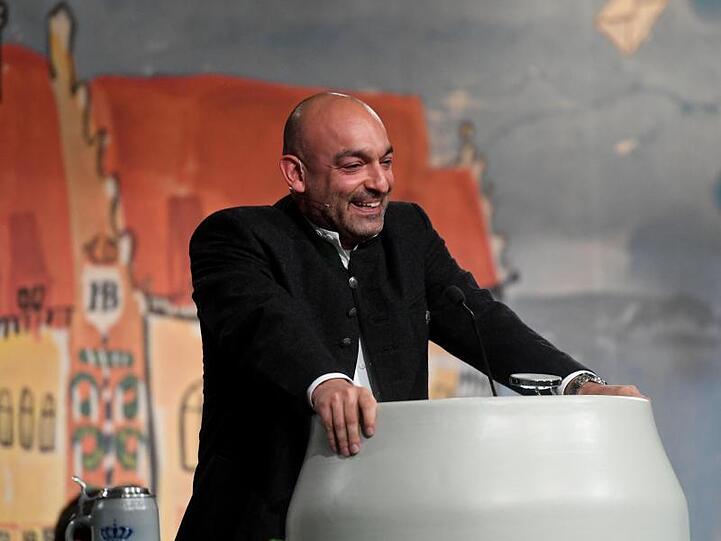 Der Kabarettist Django Asül hält beim Maibockanstich 2018 im Hofbräuhaus eine Rede. Foto: Felix Hörhager/Archiv