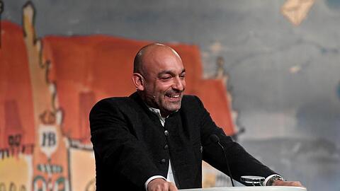 Der Kabarettist Django Asül hält beim Maibockanstich 2018 im Hofbräuhaus eine Rede. Foto: Felix Hörhager/Archiv