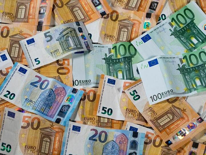 Verschiedene Euro-Geldscheine liegen auf einem Tisch. Foto: Jens Büttner/Archiv
