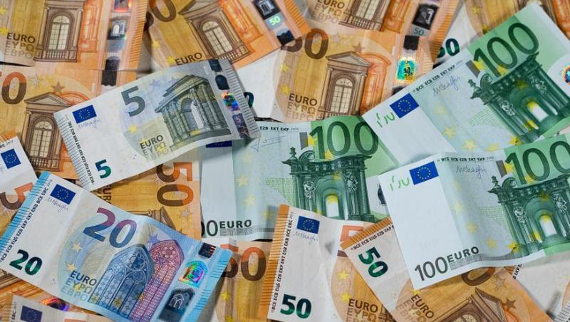 Verschiedene Euro-Geldscheine liegen auf einem Tisch. Foto: Jens Büttner/Archiv Verschiedene Euro-Geldscheine liegen auf einem Tisch. Foto: Jens Büttner/Archiv