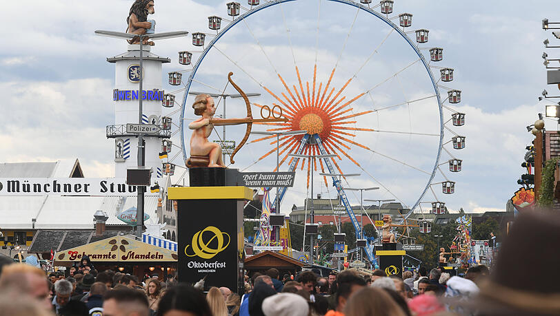 "Dort kann man - wenn man muß": Dieser ungewöhnliche Wegweiser auf dem Oktoberfest führt zur nächsten öffentlichen Toilette.