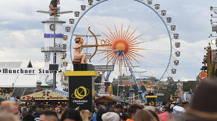 "Dort kann man - wenn man muß": Dieser ungewöhnliche Wegweiser auf dem Oktoberfest führt zur nächsten öffentlichen Toilette.