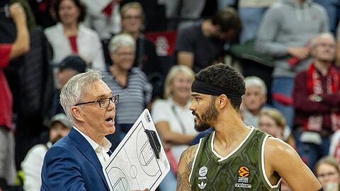 Umplanen: Was Gordon Herbert (l.) ausheckt, soll Nick Weiler-Babb (r.) umsetzen. Doch der Spielmacher fehlt aktuell verletzt.