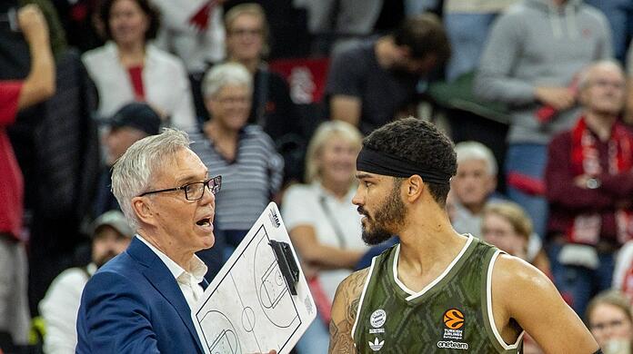Umplanen: Was Gordon Herbert (l.) ausheckt, soll Nick Weiler-Babb (r.) umsetzen. Doch der Spielmacher fehlt aktuell verletzt.