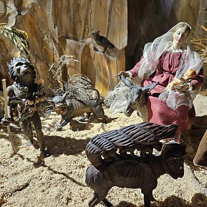 Das Succurath steht schützend vor Maria und dem Kind. Neben ihr einige schwer identifizierbare wilde Tiere.