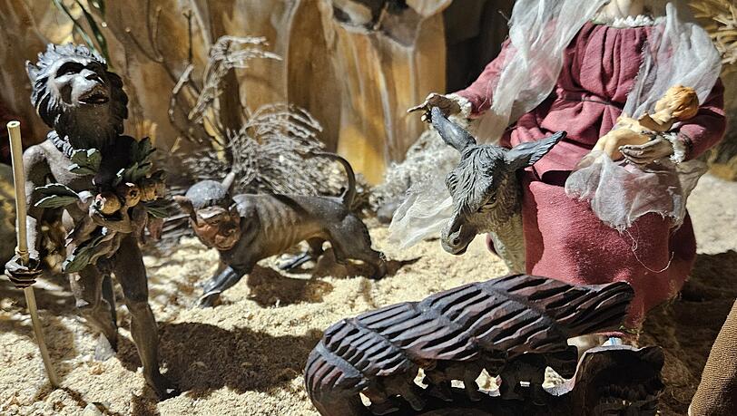 Das Succurath steht schützend vor Maria und dem Kind. Neben ihr einige schwer identifizierbare wilde Tiere.