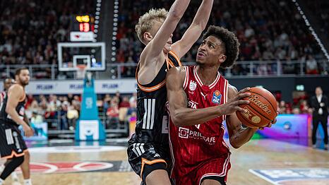 Demarcus Demonia (r) bleibt in Bamberg. (Archivbild)