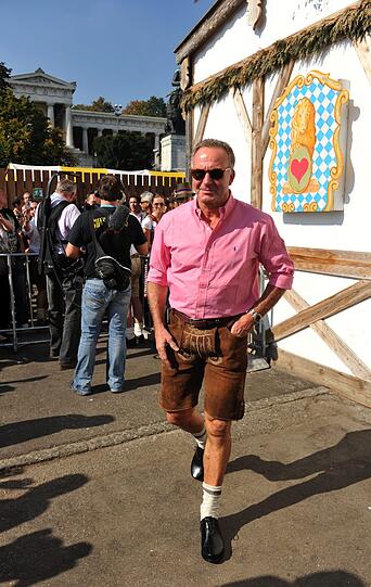 Stramme Wadln in der Lederhose, dazu eine coole Sonnenbrille: Karl-Heinz Rummenigge genießt seinen Wiesn-Sonntag sichtlich.