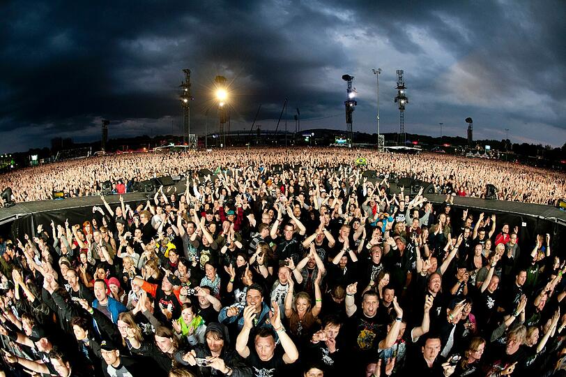 Okay, die Fischauge-Kamera macht schon was her, aber Leute, bei dem Blick von der Bühne auf die Fans und dem Panorama. Auf jedenfall Punkt für den Park.