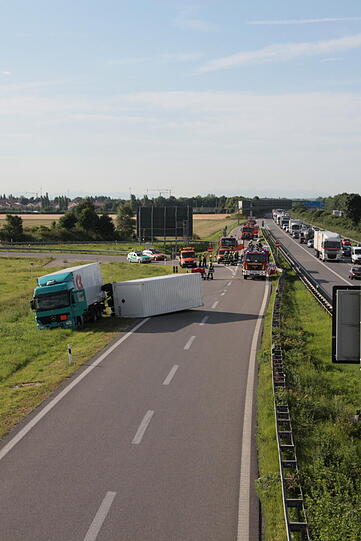 A99 bei Kirchheim: Zu schnell: Lkw kippt - Gefahrengutalarm? - Bayern - Abendzeitung München