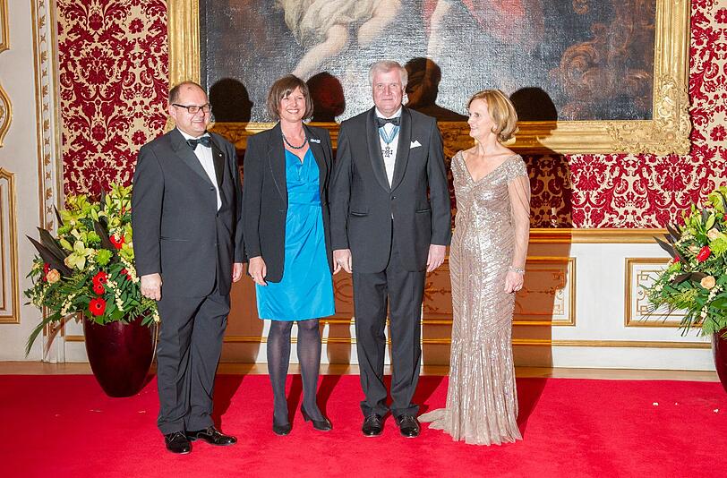 Ministerpräsident Horst Seehofer (2.v.r.) und seine Frau Karin (r) begrüßen in der Residenz beim traditionellen Neujahrsempfang des Ministerpräsidenten Agrarministerin Ilse Aigner (CSU) und Staatssekretär Christian Schmidt (CSU)