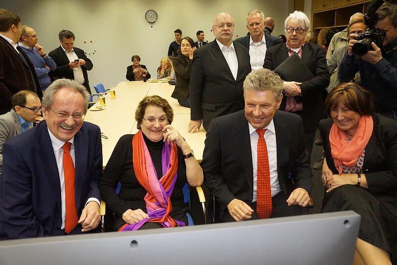 Reiter, Ude und Begleitungen freuen sich sichtlich über die erste Hochrechnung.