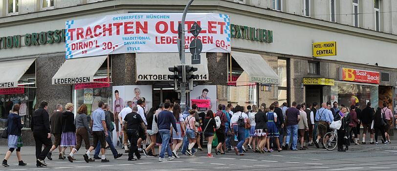 Menschenmassen strömen in Richtung Theresienwiese.