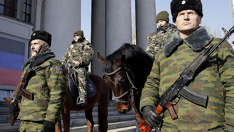 Bewaffnete, prorussishe Separatisten stehen in Donezk. Bald soll ein zu neuen Gesprächen zwischen den Separatisten und der ukrainischen Regierung kommen. Bewaffnete, prorussishe Separatisten stehen in Donezk. Bald soll ein zu neuen Gesprächen zwischen den Separatisten und der ukrainischen Regierung kommen.