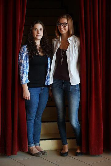 Franziska Reiter (18, l.), wird als Verwaltungsfachangestellten ausgebildet, Laura Obermaier (19) erhält ihre Ausbildung im Büromanagement. Franziska: &bdquo;Ich brauche Aufgaben und eine Herausforderung, deshalb habe ich mich für München entschieden, obwohl ich aus Landshut komme.&ldquo; Laura: &bdquo;Zuerst habe ich mich bei den SWM beworben. Ich wollte auf jeden Fall etwas mit der Stadt zu tun haben.&ldquo;