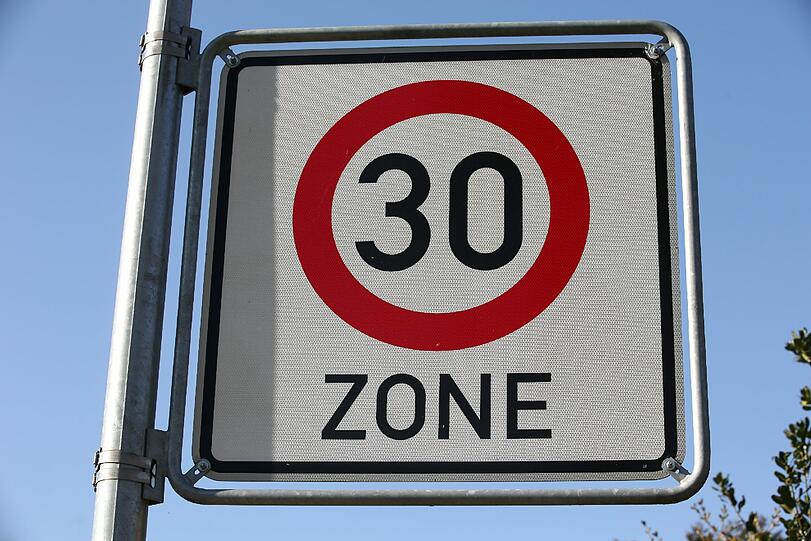 Schilder mit Tempo 30: Geht es nach den Verkehrsministern, so sollte es mehr Zonen mit Tempo 30 geben, insbesondere an sensiblen Stellen.