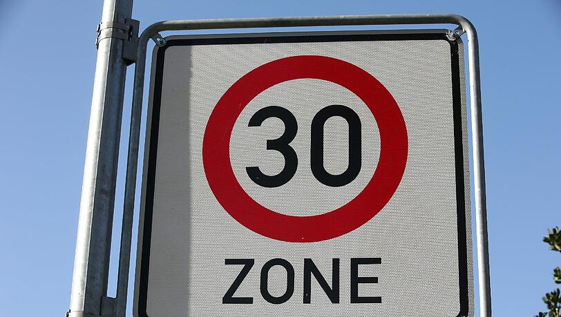 Schilder mit Tempo 30: Geht es nach den Verkehrsministern, so sollte es mehr Zonen mit Tempo 30 geben, insbesondere an sensiblen Stellen. Schilder mit Tempo 30: Geht es nach den Verkehrsministern, so sollte es mehr Zonen mit Tempo 30 geben, insbesondere an sensiblen Stellen.
