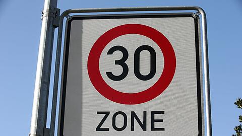 Schilder mit Tempo 30: Geht es nach den Verkehrsministern, so sollte es mehr Zonen mit Tempo 30 geben, insbesondere an sensiblen Stellen.