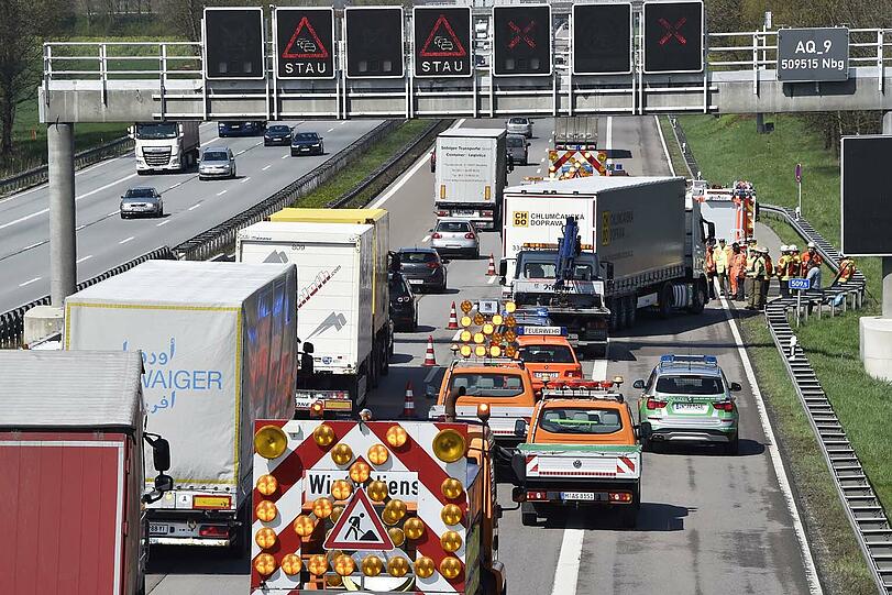 Auf der A9 krachten vier Lkw ineinander. Es kam zu langen Rückstaus und Verkehrsbehinderungen.