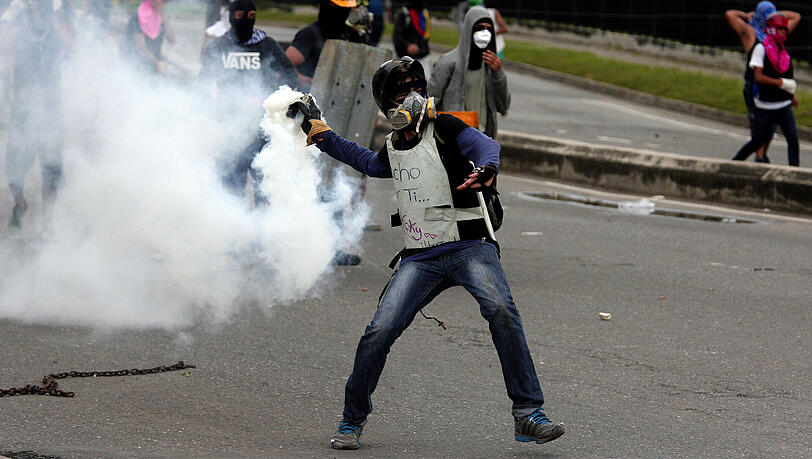Kampf gegen Maduro: Demonstranten stoßen in Valencia mit Einsatzkräften der Polizei zusammen. Kampf gegen Maduro: Demonstranten stoßen in Valencia mit Einsatzkräften der Polizei zusammen.