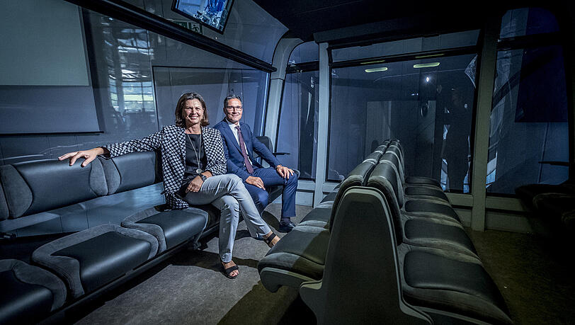 Zweite Station: Aigner in der Leitner-Seilbahn in Sterzing – hier mit Arno Kompatscher, Landeshauptmann von Südtirol. Zweite Station: Aigner in der Leitner-Seilbahn in Sterzing – hier mit Arno Kompatscher, Landeshauptmann von Südtirol.