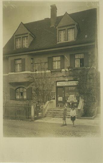 Spezerei und Kolonialwarengeschäft Gründlinger an der Ecke Longinus-/Wöhlerstraße. Das Gebäude existiert heute noch.