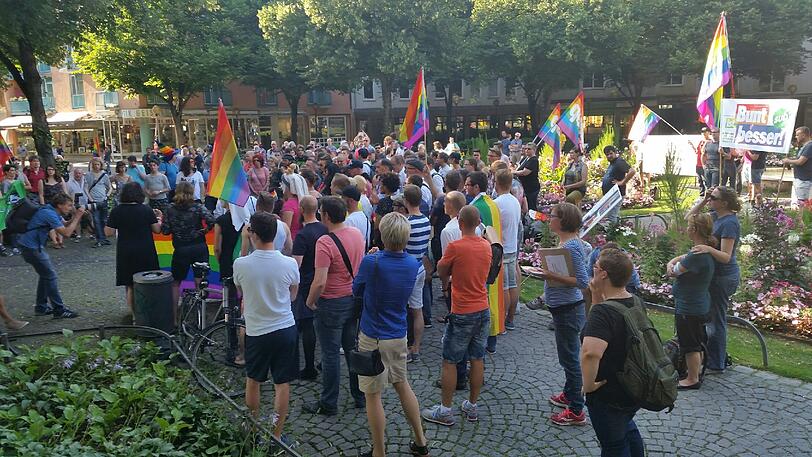 Ein Zeichen gegen Homophobie: Die Demonstration auf dem Weißenburger Platz.