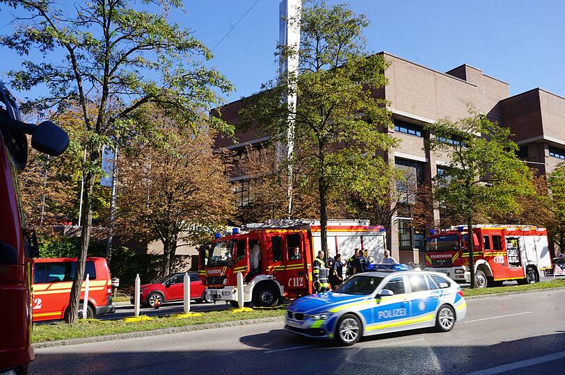 Wegen der starken Rauchentwicklung nach einem Saunabrand hat die Feuerwehr das Hotel evakuiert. Verletzt wurde niemand.