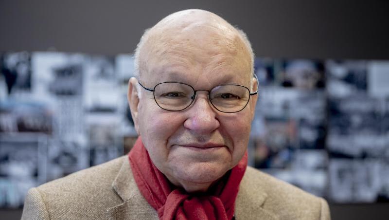 Walter Momper über den Mauerabriss: "Ob richtig oder falsch - der Maßstab war das Wollen der Berliner, und die wollten das Ding weg haben.". Walter Momper über den Mauerabriss: "Ob richtig oder falsch - der Maßstab war das Wollen der Berliner, und die wollten das Ding weg haben.".
