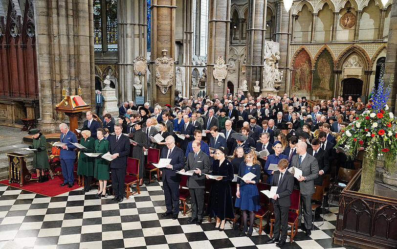 Königin Elisabeth II. (1. Reihe, l-r), Charles, Prinz von Wales, Camilla, Herzogin von Cornwall, Anne, Prinzessin Royal, Sir Tim Laurence, Vizeadmiral, Prinz Andrew, Herzog von York, Prinz Edward, Earl von Wessex, Prinzessin Sophie, Gräfin von Wessex, und ihre Kinder Lady Louise Mountbatten-Windsor und Viscount Severn. William (2. reihe,l-r), Herzog von Cambridge, Prinz George, Prinzessin Charlotte, Kate, Herzogin von Cambridge, Peter Phillips, Isla Phillips, Savannah Phillips, Mia Tindall, Zara Tindall und Mike Tindall singen während eines Gedenkgottesdienst für Prinz Philip in der Westminster Abbey.
