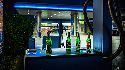 Der Mann wollte sich an der Tankstelle ein alkoholfreies Bier kaufen. (Symbolbild)