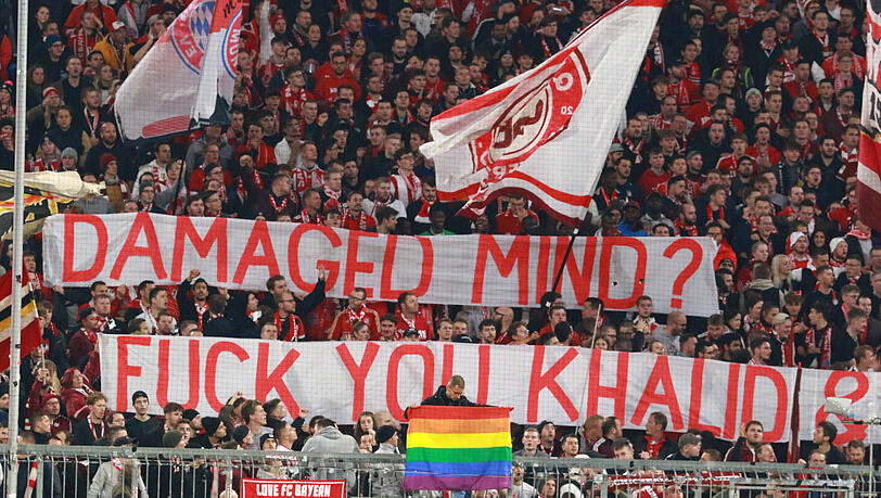 Die FC Bayern Fans protestieren gegen die Homophobie-Aussagen von Khalid Fussball