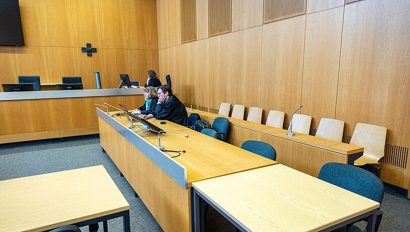 Am Dienstag hätte der Mordprozess gegen eine Frau aus Freising beginnen sollen. Die Angeklagte erschien jedoch nicht, es musste zunächst geklärt werden, ob sie transportfähig ist. Letztlich wurde die Verhandlung abgesagt, auch die Verteidiger Julia Weinmann (l) und Philip Müller warteten vergeblich. Am Dienstag hätte der Mordprozess gegen eine Frau aus Freising beginnen sollen. Die Angeklagte erschien jedoch nicht, es musste zunächst geklärt werden, ob sie transportfähig ist. Letztlich wurde die Verhandlung abgesagt, auch die Verteidiger Julia Weinmann (l) und Philip Müller warteten vergeblich.