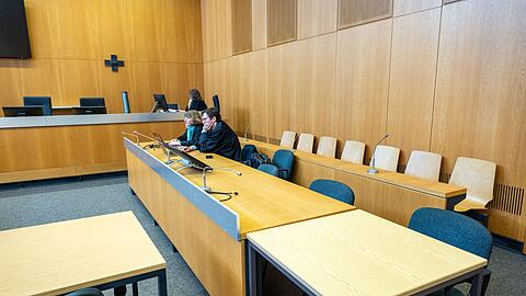 Am Dienstag hätte der Mordprozess gegen eine Frau aus Freising beginnen sollen. Die Angeklagte erschien jedoch nicht, es musste zunächst geklärt werden, ob sie transportfähig ist. Letztlich wurde die Verhandlung abgesagt, auch die Verteidiger Julia Weinmann (l) und Philip Müller warteten vergeblich.