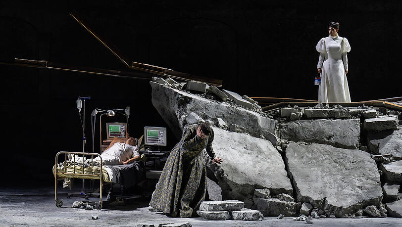 Eva Christine Just (Mütterchen), Aryeh Nussbaum Cohen (Olga), Dennis Orellana (Irina) in "Drei Schwestern". Eva Christine Just (Mütterchen), Aryeh Nussbaum Cohen (Olga), Dennis Orellana (Irina) in "Drei Schwestern".